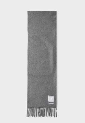 Écharpe en laine grise avec des extrémités à franges et une petite étiquette blanche près du bord inférieur sur un fond uni.