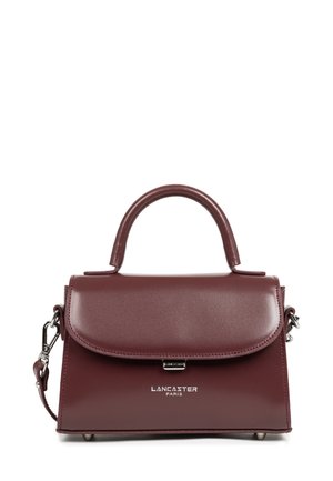 Borsa a mano in pelle bordeaux con un design strutturato, manico superiore, tracolla removibile, dettagli metallici e chiusura a patta. Presenta il logo sul davanti.