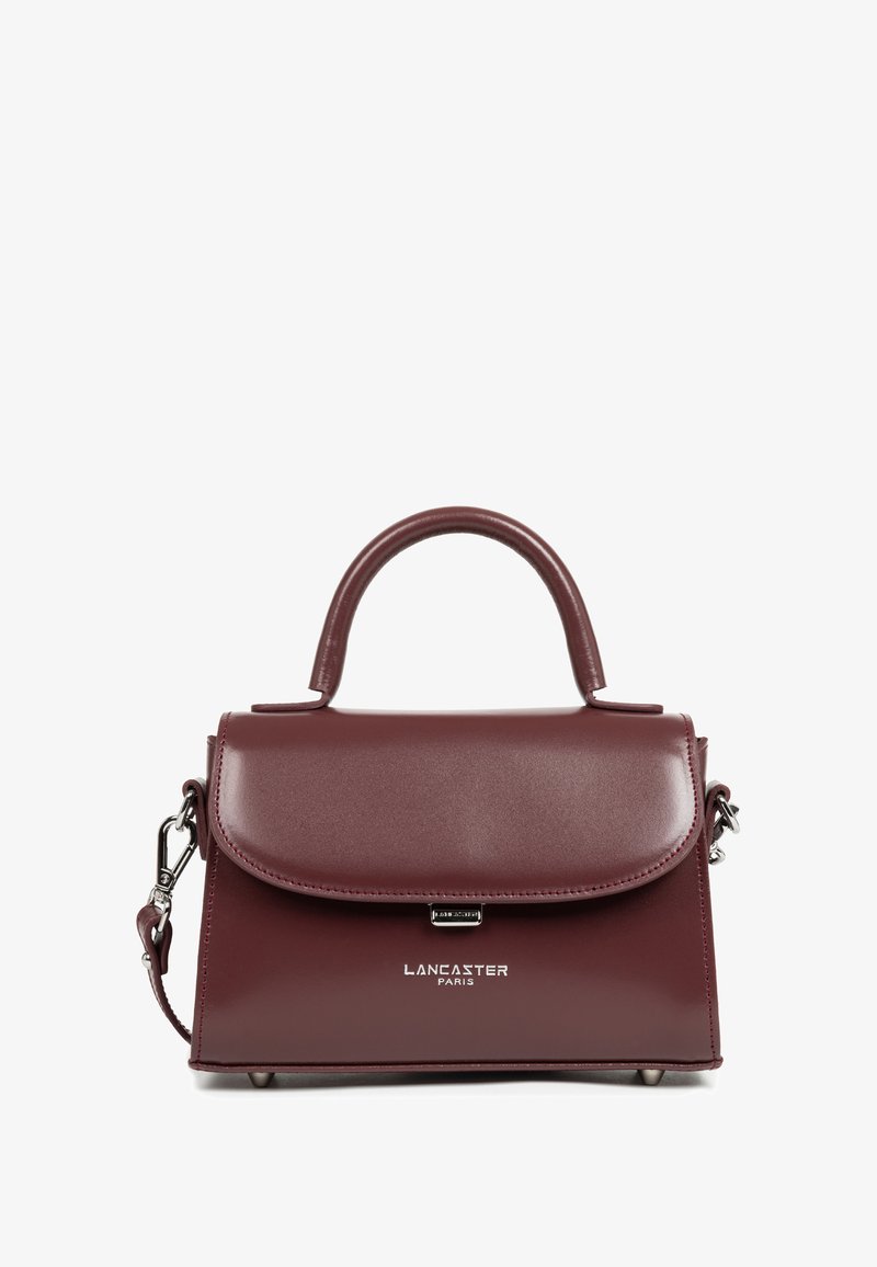 Borsa a mano in pelle bordeaux con un design strutturato, manico superiore, tracolla removibile, dettagli metallici e chiusura a patta. Presenta il logo sul davanti.