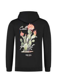 Zwarte hoodie met een cactusontwerp, roze bloemen en witte tekst die zegt "Bel me als je verdwaald bent." Merklabel onderaan.