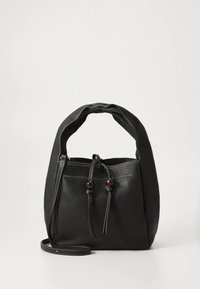 Μαύρη δερμάτινη τσάντα με απαλό υφή, στρογγυλεμένο λουρί ώμου και δύο κορδόνια με ξύλινα διακοσμητικά. Μινιμαλιστικός σχεδιασμός με ραφές σε αντίθεση.
