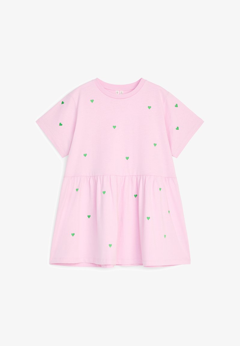 Robe rose clair à manches courtes avec une taille froncée et de petits motifs de cœurs verts dispersés sur le devant et les manches.