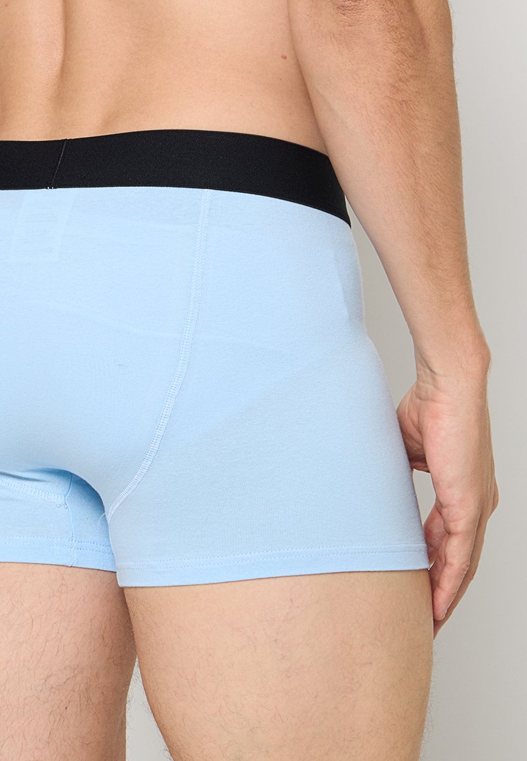 Jasnoniebieskie bokserki z czarnym elastycznym pasem. Gładki materiał o dopasowanym kroju, z bezszwowym tyłem i minimalnym przeszyciem.