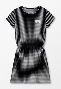 Svart och vit randig klänning med korta ärmar, elastisk midja och "COOL" broderat i ljusblått på bröstet. Mjuk tyg.