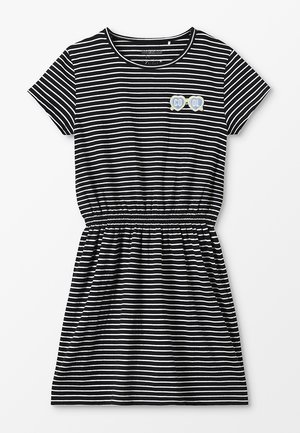 Zwart-wit gestreepte jurk met korte mouwen, elastische taille en 'COOL' geborduurd in lichtblauw op de borst. Zachte stof.