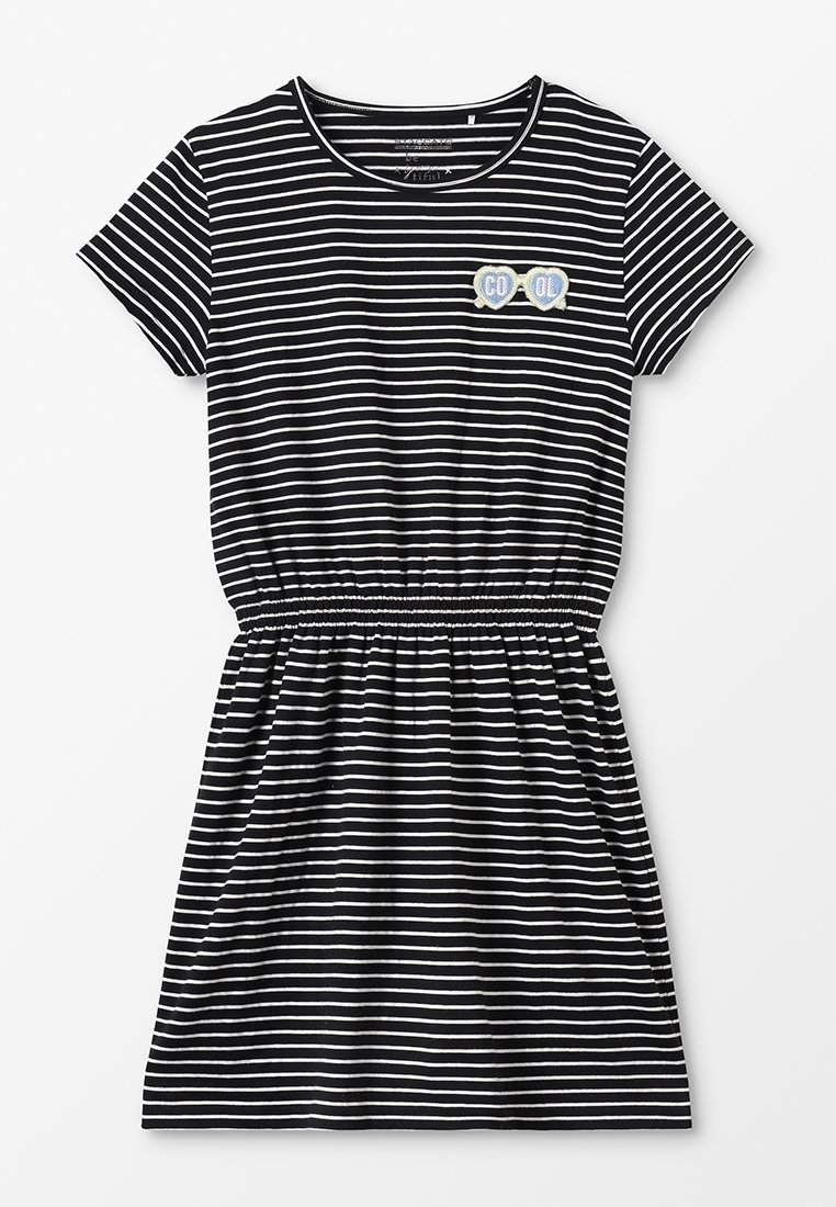 Svart och vit randig klänning med korta ärmar, elastisk midja och "COOL" broderat i ljusblått på bröstet. Mjuk tyg.