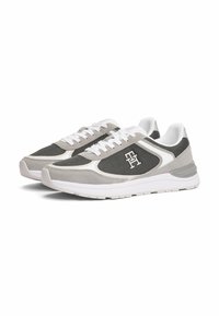 Szare i białe sneakersy wykonane z zamszu i siateczki, o zaokrąglonym nosku, białych sznurówkach, logo z boku oraz teksturowanej podeszwie środkowej dla lepszego amortyzowania.