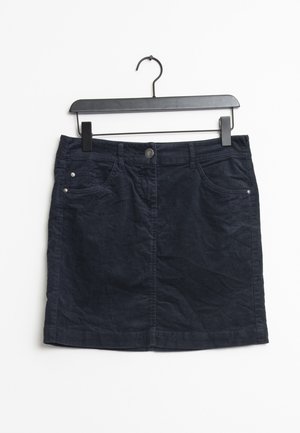 Donker marineblauwe corduroy minirok met voorzakken, ceintuurlussen, knoopsluiting, hangend aan een zwarte plastic hanger tegen een witte achtergrond.