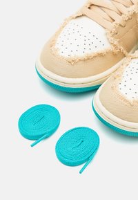 Jordan AIR JORDAN 1 SE  - Sneakers laag - sesame/dusty cactus/glacier blue/sail/coconut milk