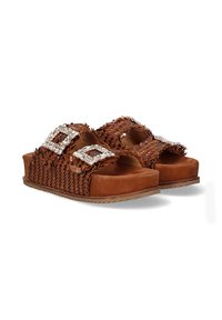 Sandalias deslizantes tejidas en marrón con dos grandes hebillas similares a diamantes, una suela acolchada y un upper texturizado para mayor agarre y estilo.