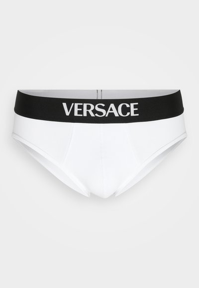 Fehér pamut alsónadrág fekete derékszíjjal, amelyen fehér betűkkel a "VERSACE" felirat található. Feszes fazonú és sima tapintású.