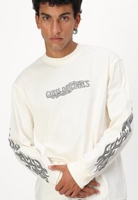 Guess Originals PRINTED - Pikkade varrukatega topp - sandy shore multi