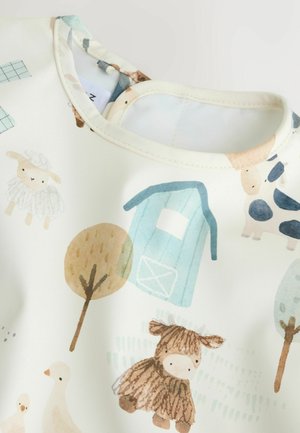 Dziecięca bluzka z kremowego materiału w wzory zwierząt z farmy w stylu akwareli, w tym owce, krowy i drzewa.