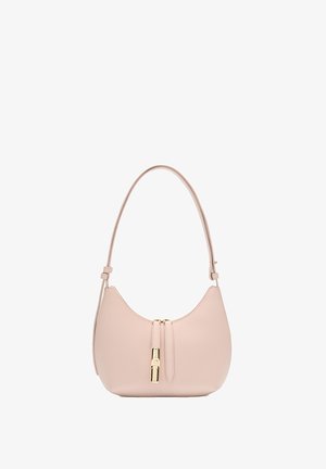 Pequeño bolso bandolera de cuero rosa rubor con forma curva, una sola correa ajustable y tirador de cremallera en tono dorado en el centro delantero.