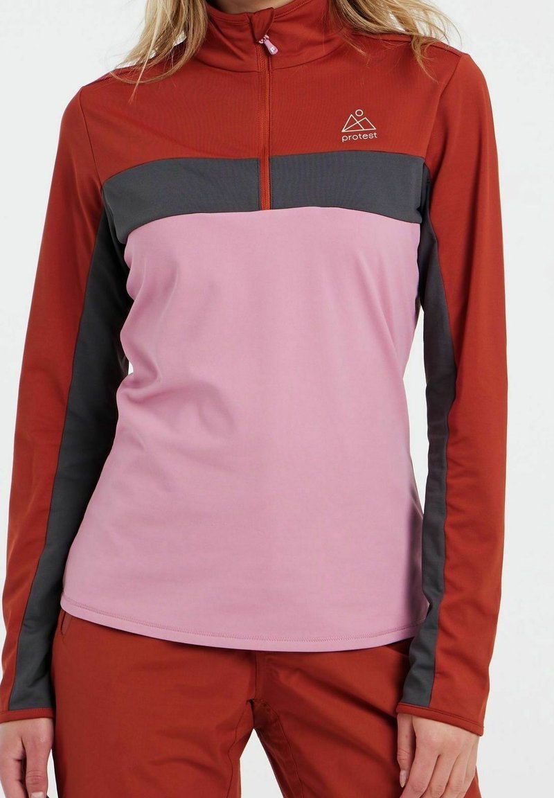 Rotes Langarmoberteil mit rosa und grauen Paneelen, Halbreißverschluss am Kragen und Logodetail auf der Brust. Glatte Textur, die für Sportbekleidung ausgelegt ist.