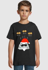 Černé bavlněné tričko s kresleným Santou ve slunečních brýlích, červené čepici a textem "Jingle Bell" a "ROCK" v žluté a bílé barvě.