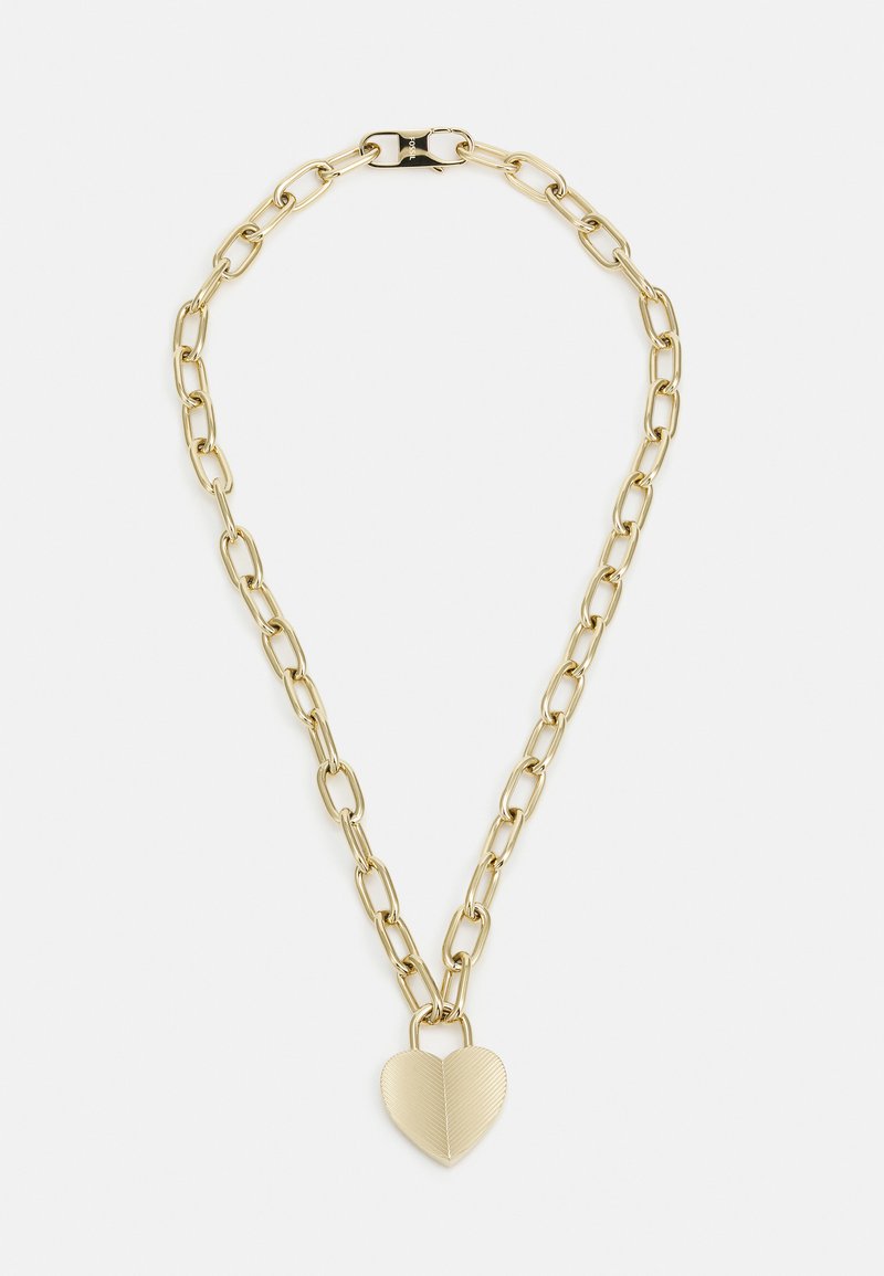 Collar de cadena de oro con grandes eslabones ovalados y un colgante en forma de corazón que presenta un patrón de hoja texturizada. Cierre de broche seguro.
