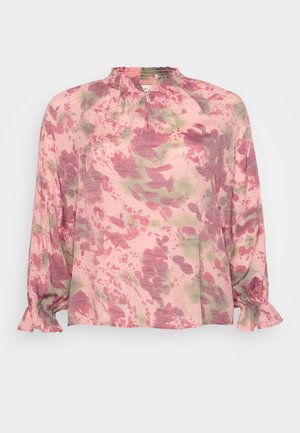 Blusa rosa con un patrón floral en tonos de verde y púrpura. Tiene un escote fruncido y puños con volantes. Tejido ligero.