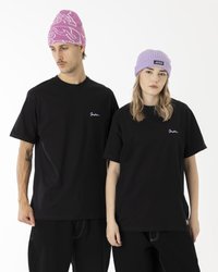 Tricouri din bumbac negre cu un mic logo alb pe piept, purtate cu pantaloni negri. Ambele modele poartă căciuli de tricot colorate, una lilac deschis și una roz.