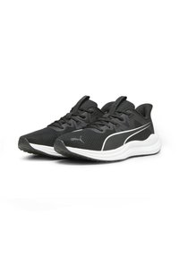 Scarpe sportive nere con una tomaia in rete traspirante, suola intermedia bianca, suola in gomma testurizzata e dettagli prominenti in bianco.