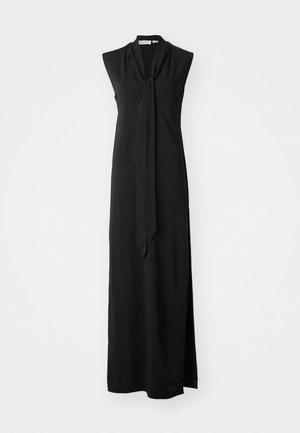Vestido maxi sem mangas preto com colarinho amarrado, material fluido, abertura lateral e textura suave. Design simples e elegante.