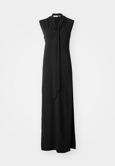 Musta hihaton maksimekko, jossa on sidottu kaulus, virtaava materiaali, sivuaukko ja sileä rakenne. Yksinkertainen ja tyylikäs muotoilu.