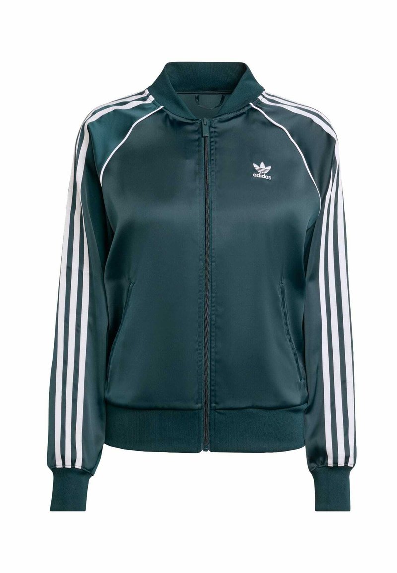 Mørkegrøn satin bomberjakke med hvide striber langs ærmerne, ribstrikkede manchetter og kant samt lynlåslukning foran. Har et logo på brystet.