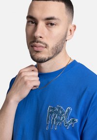 Redefined Rebel UNISEX TOBIAS - Camiseta estampada - princess blue