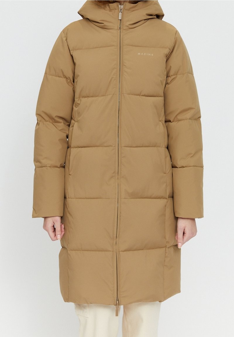 Abrigo acolchado marrón con capucha, cremallera frontal y diseño acolchado rectangular. El material parece suave y ligeramente brillante.