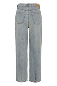 Φωτεινό μπλε τζιν με ίσια γραμμή, πίσω τσέπες, θηλιές για ζώνη και μικρές σχισμές στο τελείωμα σε κάθε πόδι, από πίσω.