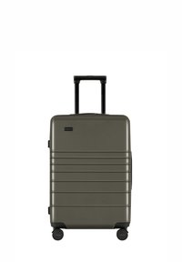 Valise rigide de couleur vert foncé, dotée d'une surface texturée, de rayures horizontales en relief, d'une poignée télescopique et de quatre roues pour la mobilité.