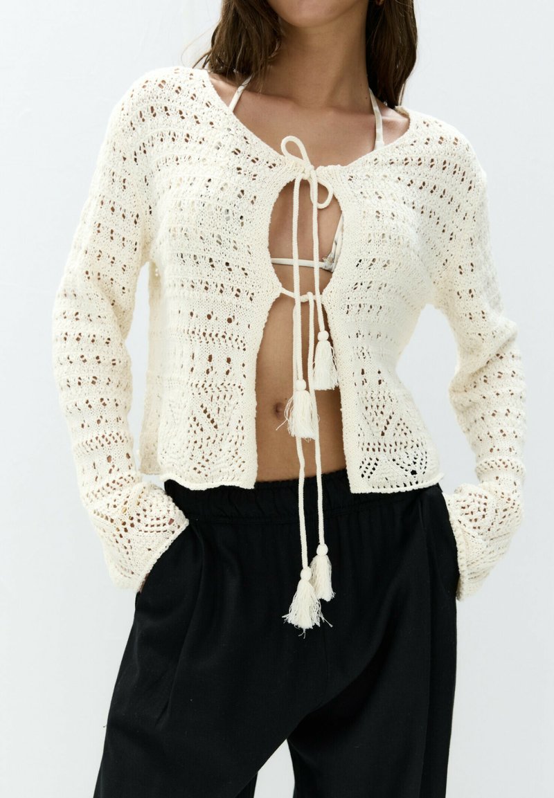 PULL&BEAR - CROCHET - Neuletakki - beige, Suurenna