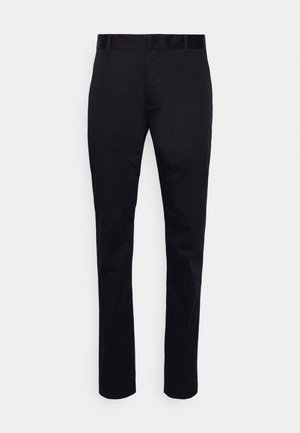 Črne hlače s slim fit krojem. Narejene iz gladkega blaga z zankami za pas in sprednjimi žepi. Minimalističen dizajn brez vzorcev ali okrasnih elementov.