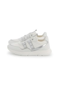 Chaussures de sport blanches avec un mélange de matériaux lisses et texturés. Accents argentés et détail de branding sur une sangle centrale. Design de semelle épaisse.