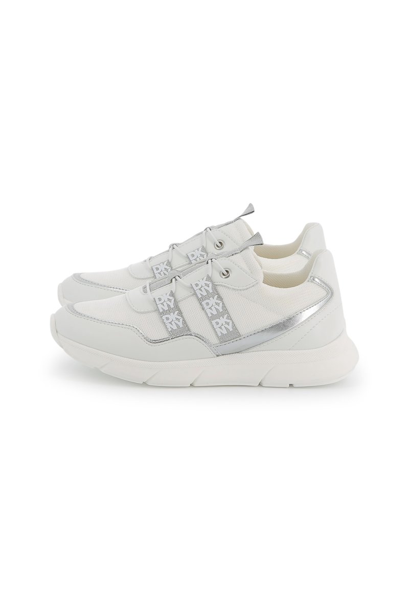 Chaussures de sport blanches avec un mélange de matériaux lisses et texturés. Accents argentés et détail de branding sur une sangle centrale. Design de semelle épaisse.