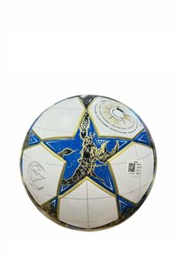Pallone da calcio con superficie bianca e pannelli testurizzati, design a stella blu e accenti dorati; dettagli grafici intricati di un granchio e elementi celesti.