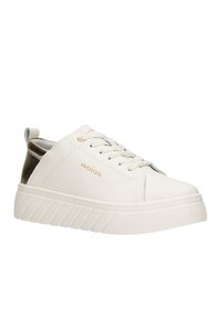 Białe skórzane sneakersy z teksturowaną, platformową podeszwą. Posiadają metaliczny złoty akcent na pięcie i płaskie sznurowadła. Widoczne logo marki.