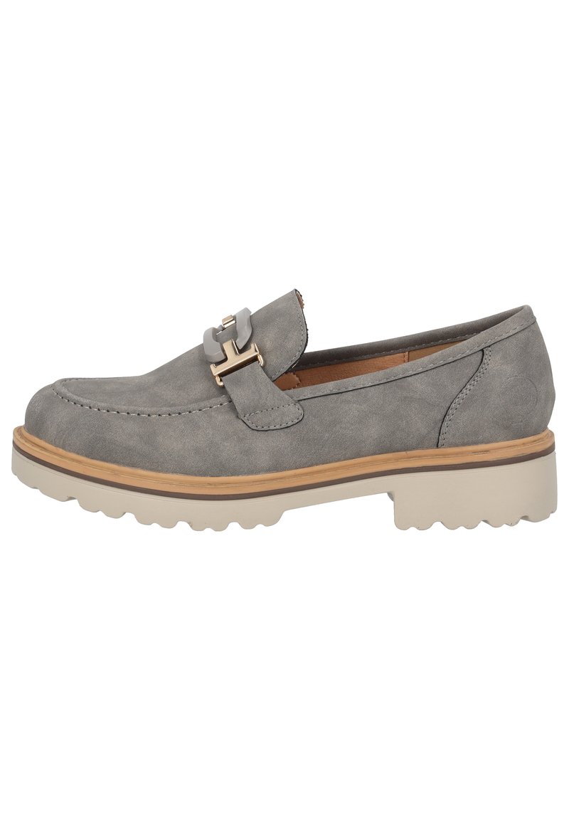 Mocassin en suède gris avec boucle décorative, bout arrondi, tige texturée et semelle en caoutchouc beige épaisse avec motifs de traction.