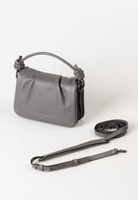 Graue Lederhandtasche mit einem weichen, zerknitterten Design, einem geknoteten obere Griff und einem abnehmbaren Schultergurt. Texturierte Oberfläche und minimalistischer Stil.