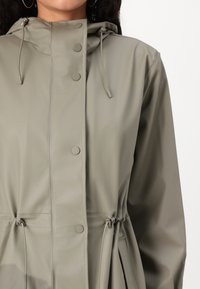 Selected Femme SLFRAYA RAINCOAT - Regnjakke - vetiver