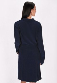 usha Košilové šaty - navy
