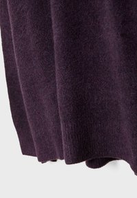 Lila Strickpullover mit weichem Material und geripptem Saum, mit drapierten Seiten und lockerer Passform. Dicke, gemütliche Stoffqualität.