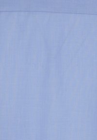 Tessuto blu chiaro con una texture liscia. Un sottile motivo tessuto aggiunge profondità, con bordi ordinati e senza hardware o dettagli visibili.