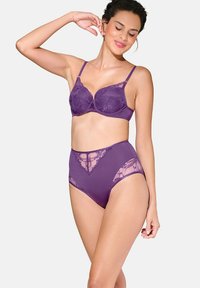 Paarse kanten en stoffen bh en set met high-waisted slip, met ingewikkelde kantdetails en een gladde textuur.