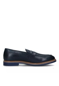 Scarpa slip-on in pelle blu navy con dettaglio in rete frontale, cuciture marroni e suola in gomma blu a contrasto. Design classico da mocassino.