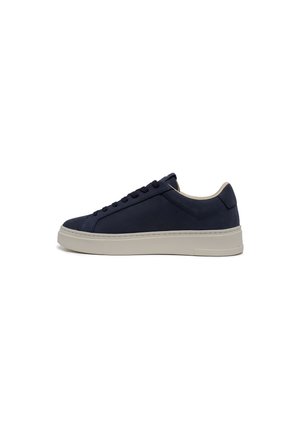 Sneaker blu navy realizzato in materiale testurizzato. Presenta un design a profilo basso con lacci e una suola in gomma di colore chiaro che contrasta.