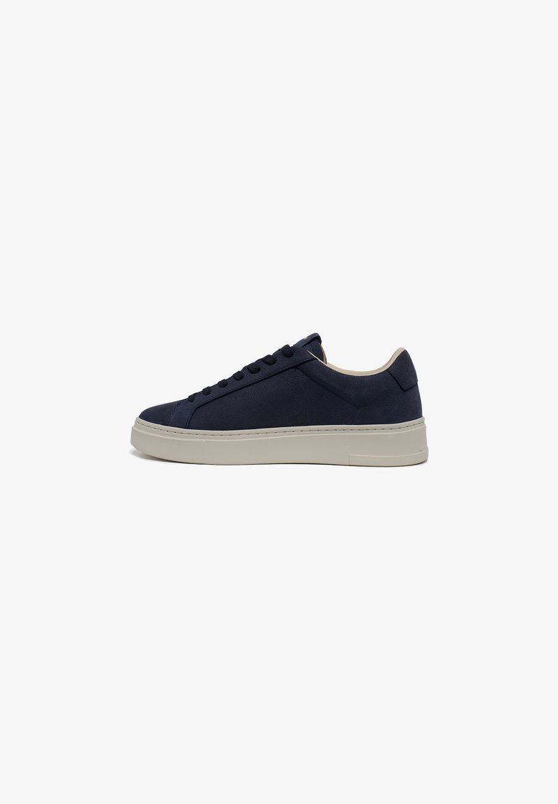 Sneaker blu navy realizzato in materiale testurizzato. Presenta un design a profilo basso con lacci e una suola in gomma di colore chiaro che contrasta.