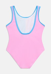 Ροζ ολόσωμο μαγιό με ανοιχτό γαλάζιο περίγραμμα γύρω από το στρογγυλεμένο ντεκολτέ και τις μασχάλες, τοποθετημένο επίπεδα σε λευκό φόντο.