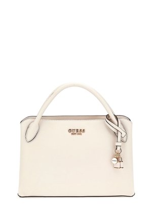 Borsa bianca con finitura texturizzata, hardware in argento e logo. Presenta un manico singolo e un dettaglio di charm decorativo.