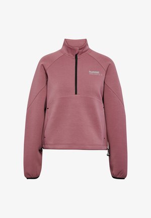 Lichtroze pullover jack met een hoge kraag, halve rits en elastische manchetten. Voorzien van een voorvak en een zwart merklogo.